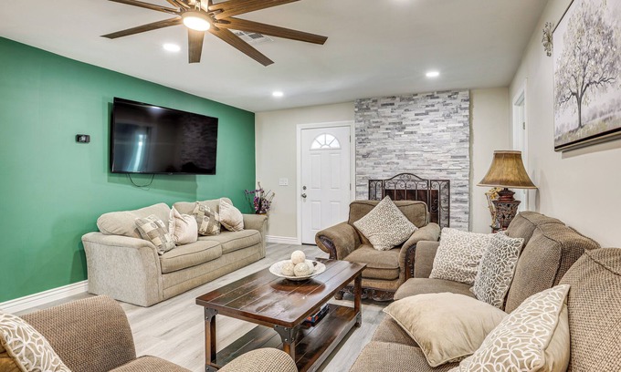 Phoenix House | 3 Mi to Desert Diamond Arena: Peoria Home w/Yard!