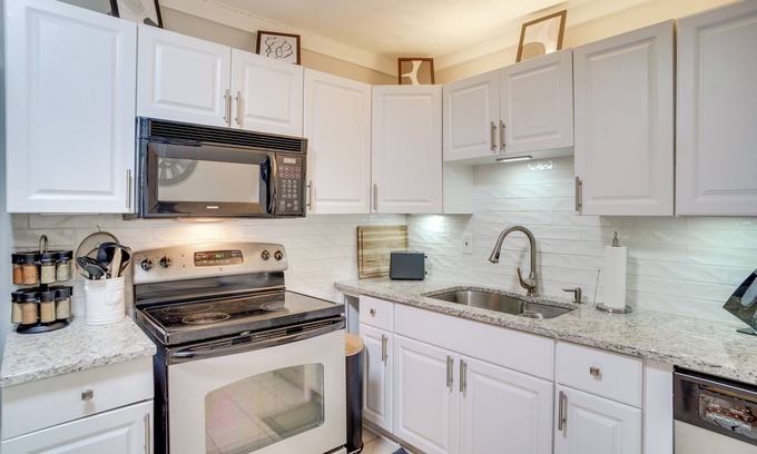 Katie Hill Neighborhood House | ~ 3 Mi to Dtwn: East Nashville Home w/Deck