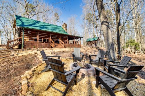 Ellijay House | 3 Mi to Dtwn Ellijay Tree-Lined Cabin with Deck!