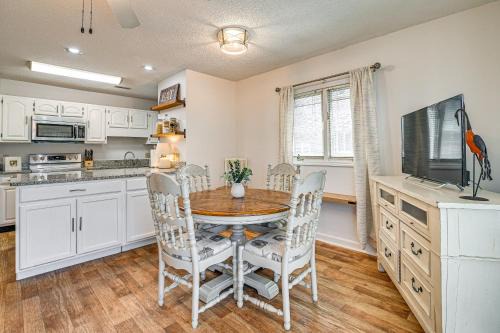 Surfside Beach Apartment | 3 Mi to Fishing Pier Comfy Myrtle Beach Condo