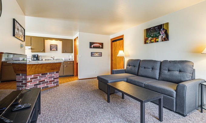 Green Bay House | 3 Mi to Lambeau Field: Ideally Located Townhome!