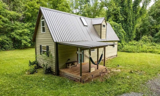 Windsor Hills Cabin | 3 mi to Liberty, Close to Dtown w/Secluded Feel