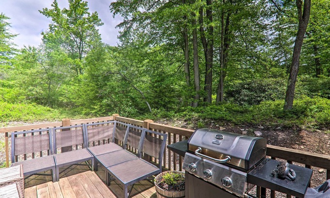 Pocono Pines Cabin | 3 Mi to Pocono Lake: Cabin w/Deck & Fire Pit