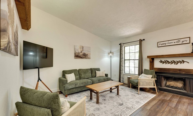 Kimberling City Cabin | 3 Mi to Table Rock Lake: Cozy Cabin in the Woods!