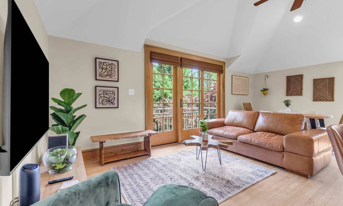 Greenville House | 3 Min to Downtown, Game Room, King bed