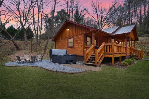 Ellijay House | 3 minutes to downtown, Hot Tub, Loft, Minutes to wineries