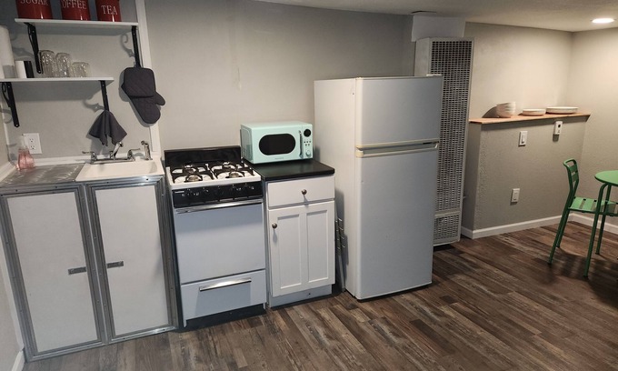 Laramie Apartment | #3 or Numero Tres is a Cozy 1-bedroom apartment in lovely Laramie with WiFi. nnn