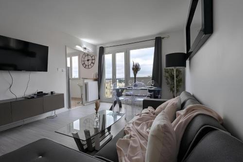 Sartrouville Apartment | 3 pièces lumineux, balcon & parking - Paris 20 min