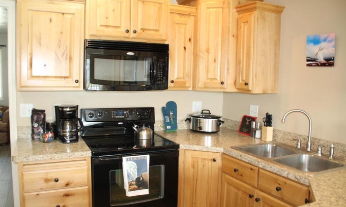 Ammon House | 3 queen beds, 1 twin bed, 2 rooms, 1 and a half bath, self check-in, flexcation equipped