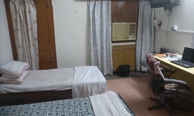 Chandigarh House | 3 Room Set ,w/kitchenette and Shared Bath Near Downtown(City Centre) Chandigarh