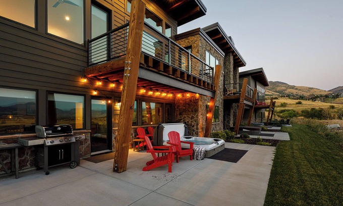 Eden House | 3 Ski Resorts, Hiking, 2 King Bds, Private Hot Tub