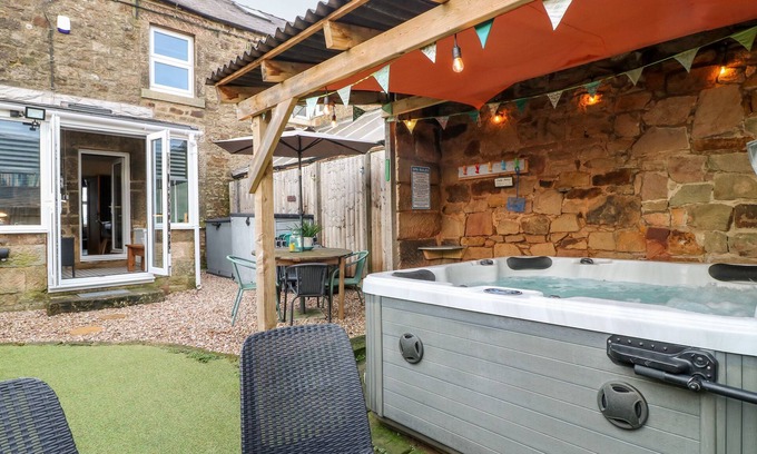 Matlock Cottage | 3 SUNNYSIDE TERRACE, pet friendly, with hot tub in Matlock