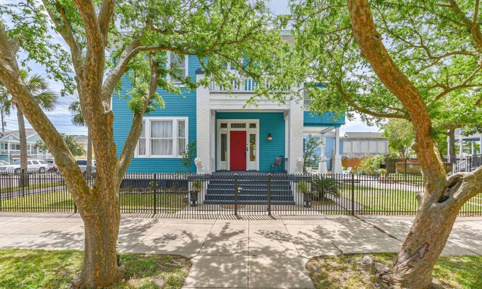 Galveston House | 3 Unit Historic Charmer near Beach, Pier, Dining