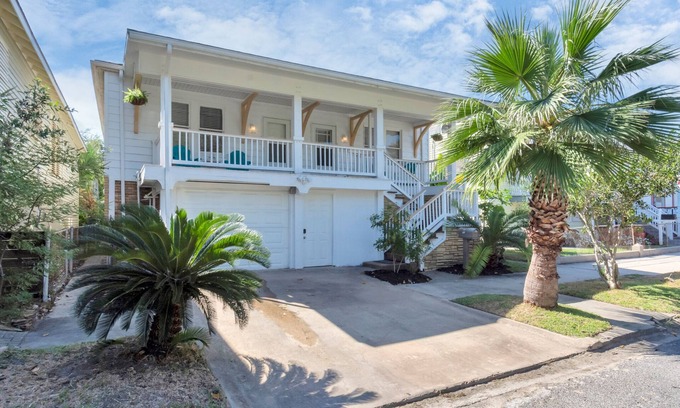 San Jacinto House | 3 Units (together, in one home) in Historical Galveston - 8 min. walk to beach!