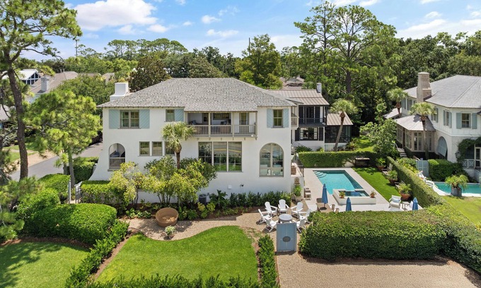 East Beach House | 3 Via Serena, sleeps 10 with a Pool