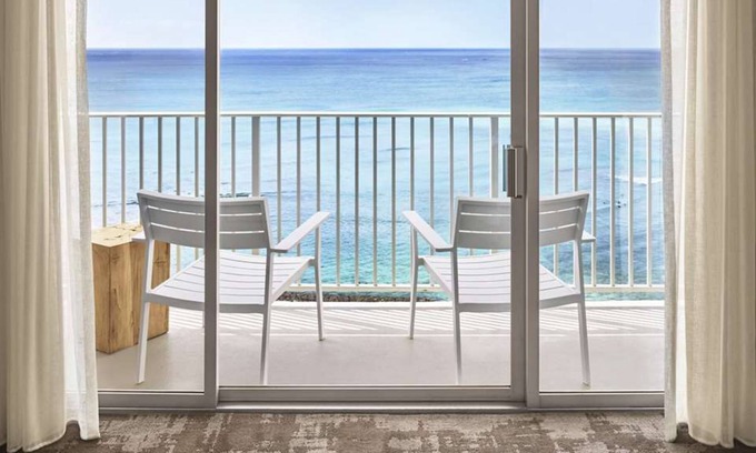 Waikiki Resort | 3 x Premier Ocean Front 2 Queens Club Access at Alohilani Resort Waikiki Beach