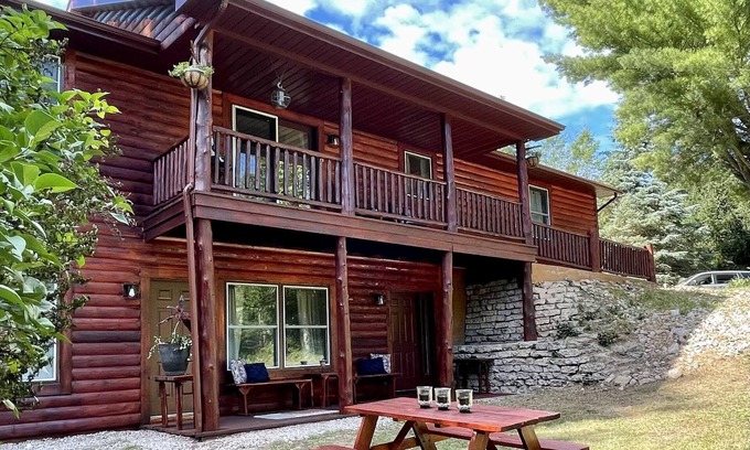 Onekama House | 30 acres to yourself, hiking trails, sauna, jet tub, near 3 lakes, pets welcome