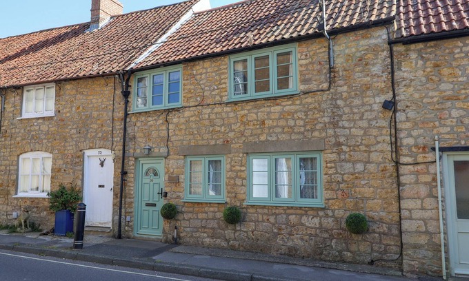 Beaminster Cottage | 30 FLEET STREET, pet friendly, with a garden in Beaminster