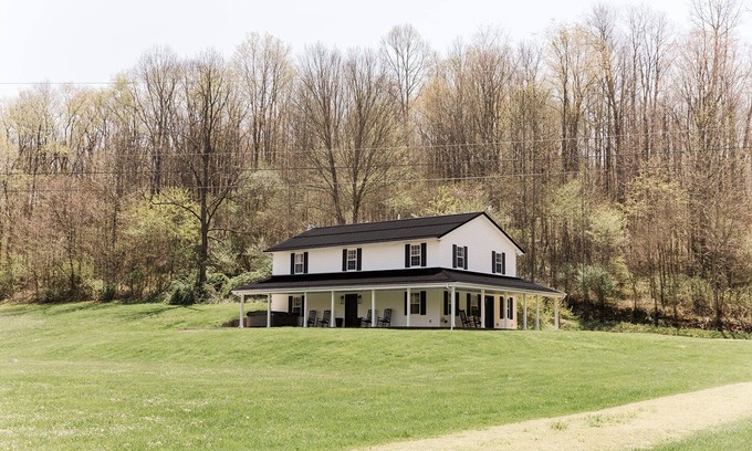 McArthur Other | 30 Private Acres + Hot Tub + King Bed