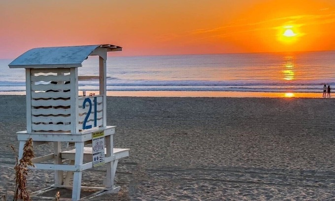 North Carolina Coast Cottage | 30 Sec. to Beach, Sun, Sand & Waves & a Family & Pet Friendly Fenced Backyard