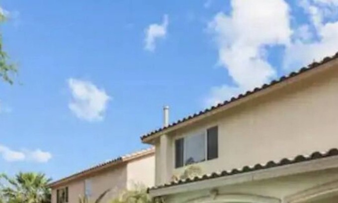 Spring Valley House | 3000 SqFt House 8beds/3bath W/Heated Pool/Spa/BBQ 86"SmartTV/Games Strip/Airport