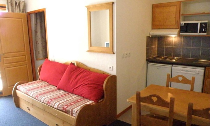 Vaujany Apartment | 300m from ski lifts, sauna, hammam, balcony, parking, tv, 40m², Vaujany