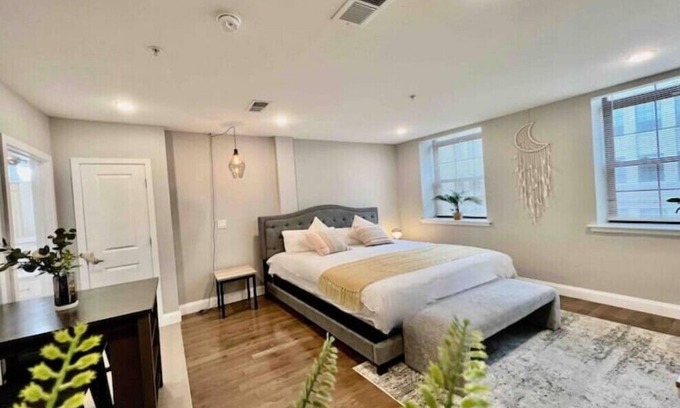 Spring Garden Apartment | 308 Cozy and warm King Bed APT in center cityn