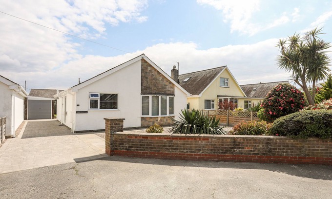 Morfa Bychan Cottage | 31 BEACH ROAD, with a garden in Morfa Bychan