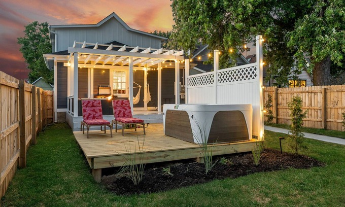 Indianapolis House | 3100 sqft of Luxury - HotTub, BBQ, Gym with Peloton, Arcade, Firepit seating.
