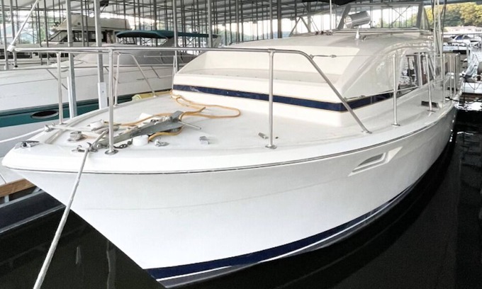 Lake Ozark Boat Rental | 38' Unique Boat Hotel