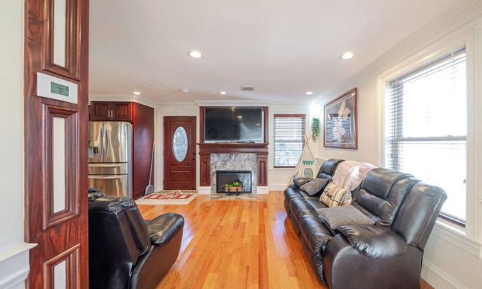 Quincy House | 383 - 3BR - Quincy Chic House near Adams Park