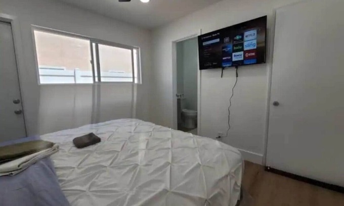 Delthorne Apartment | 3A Private Guest Room LAX DTLA