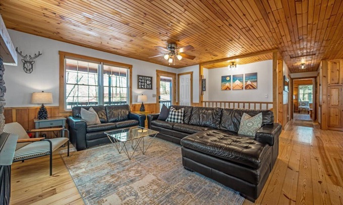 Walnut Mountain Cabin | 3B/3B, Mountain Views, Hot Tub, 2 Fireplaces