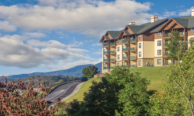 Sevierville Resort | 3BD/2Bath - Smoky Mountains Retreat! Gorgeous Views, Pools, + More!