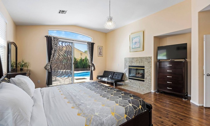 Spring Valley House | 3bd 3 bath delightful home 20 min Strip. 1 king 2 queen sofabed pool spa, garage