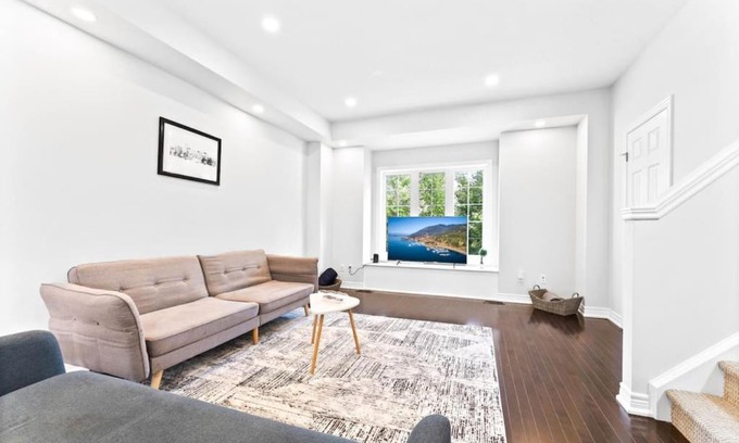 Kitchener House | 3BD Townhouse-Wifi-Kitchen-Patio