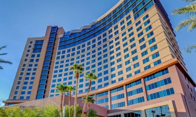 Las Vegas Condo | 3BD/Vegas - Full Kitchen, Washer/Dryer, and Private Living Room!