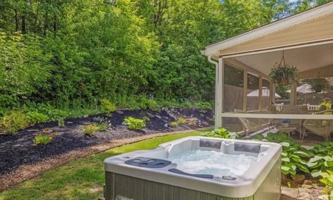 Gilford House | 3bd2ba hot tub, concerts, lake, game room, fire pit