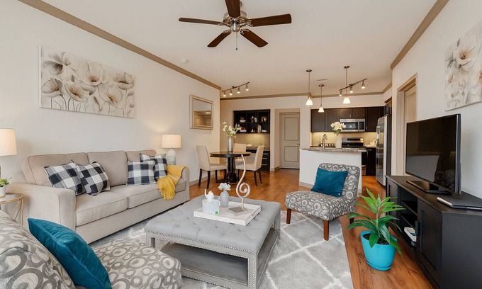 South Main Apartment | 🌟 3bdrm 2bd Walk-In Shower Private Garage Inner Loop Downtown Galleria Med 🌟