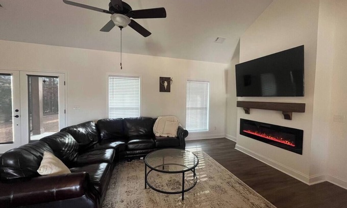 Evans House | 3bed/2bath Lake Front Home Available for Masters