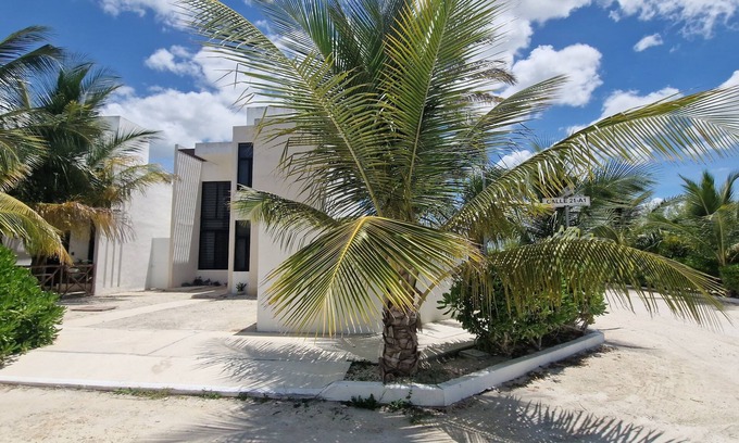 Puerto Yucalpeten House | 3Bed, 3baths House with private pool, 5 mins from the beach