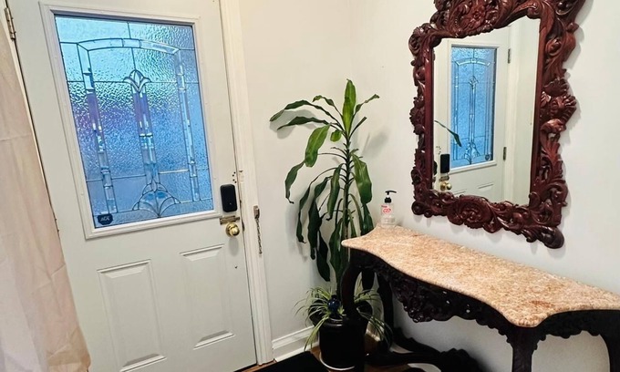 Niagara Falls House | 3Bedroom house - 5 to 10 Mins Walk to Falls!