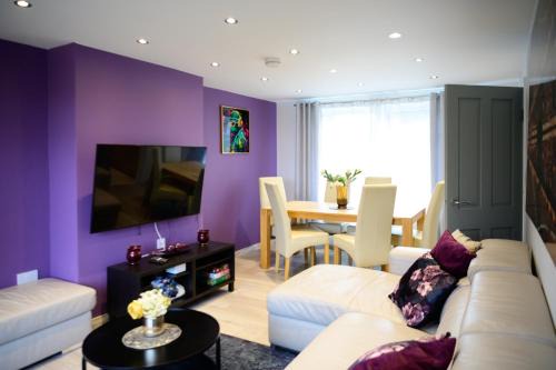 Bramcote House | 3BR,1 bathroom,1 shower,CCTV,Perfect for business trip & Families holiday or working proffesionals-just 5 min from M1,500MB Wi-Fi,Netflix,Fully equiped kitchen,Asda supermarket 5 min walk,Free Secure parking&relaxing garden