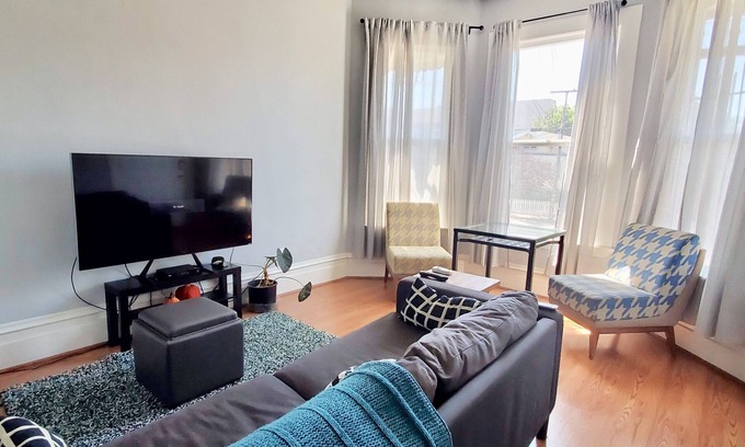 Clawson House | 3BR/1BA | SLEEPS 8 | Near SF | SELF CHECK IN
