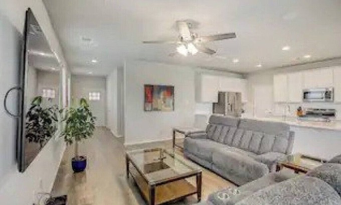 Travis County House | 3BR+2.5 BTH Oasis + Pool: F1 & 10M DT & Airport