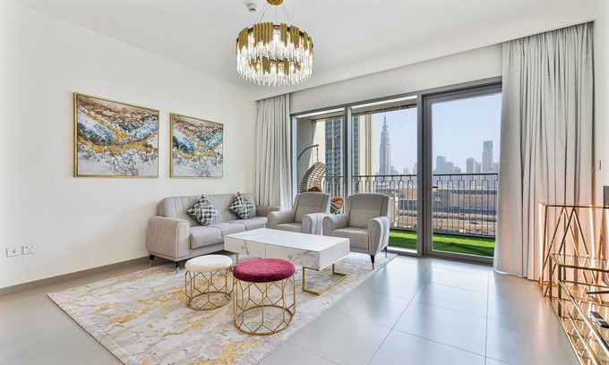 Za'abeel 2 Apartment | 3BR APT with Burj View from Balcony - Pool & Gym