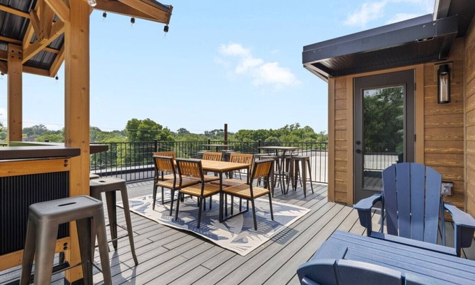 Talbot's Corner Apartment | 3BR Bachelor Retreat | Patio Hangouts| Sleeps 10!