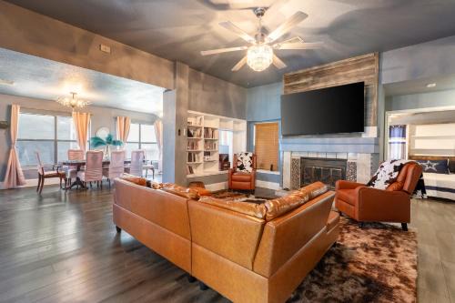 North San Antonio - SAT House | 3BR Charming House with BBQ & Near Pearl District