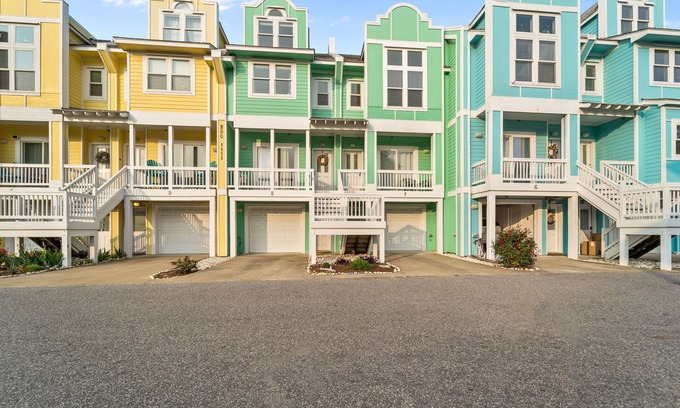 Bermuda Bay House | 3BR dog-friendly home near beach with decks & pool