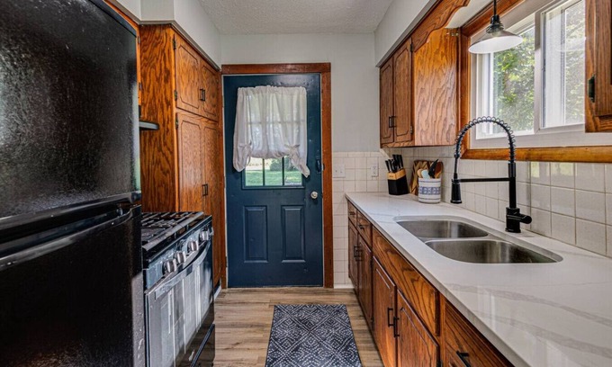 Maxwell House | 3BR Home | 1 Acre | Sleeps 6